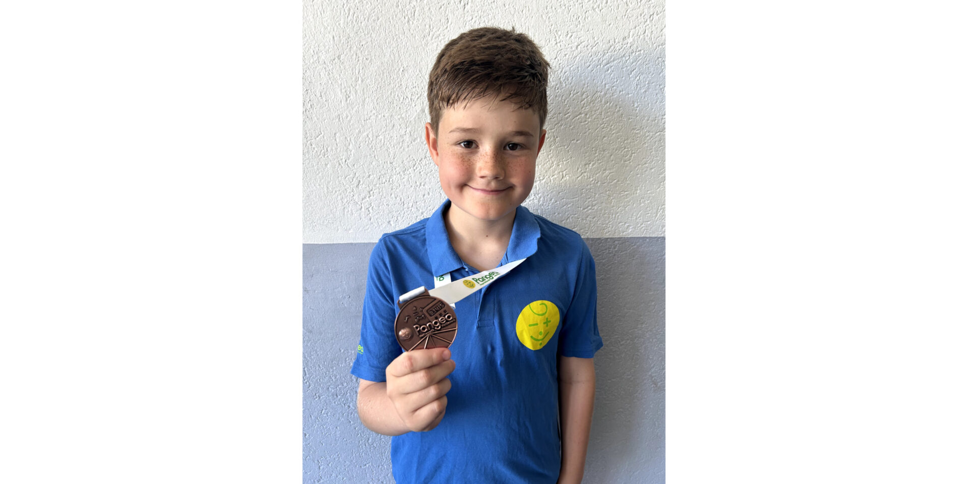 Junge mit Medaille