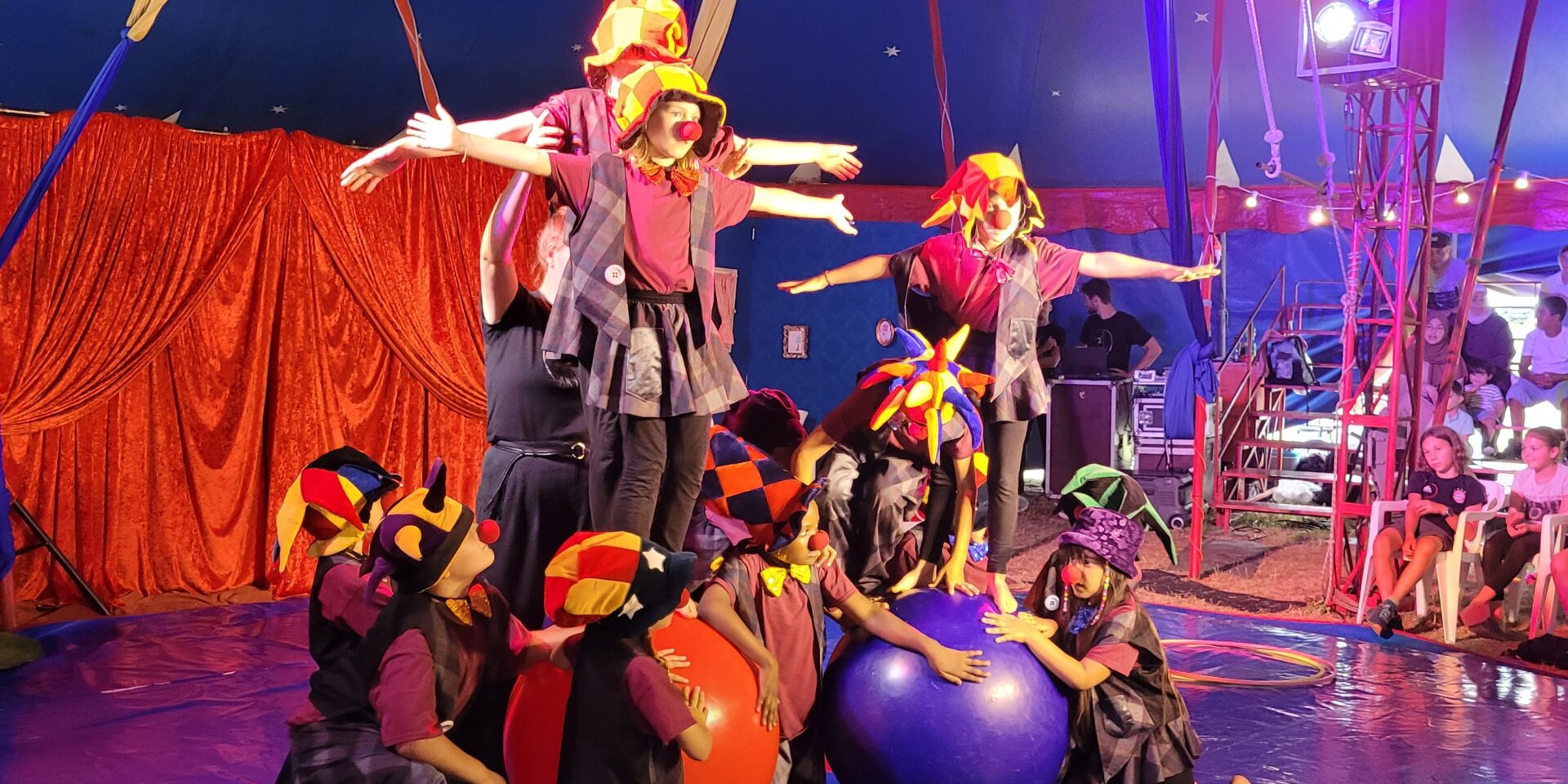 Kinder auf dem Ball im Zelt